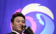 [포토] MVP 박병호 '트로피에 쪽~'