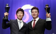 [포토] 포즈 취하는 이재학과 박병호
