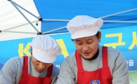 [포토] 이광종 감독 '취임 첫 일정은 김장 봉사활동~'