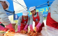 [포토] 김치 담그는 이광종 감독