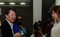 [포토]학생들과 대화 나누는 안철수 의원 