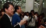 [포토]내:일 갤러리 둘러보는 안철수 의원 