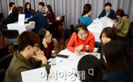 [포토]각 분야 전문가들과 이야기 나눠요 