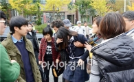 [포토]교통사고 수험생 부축하고 나오는 학부모
