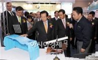 [포토]그린카전시회 살펴보는 강운태 광주시장