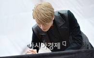 [포토]김재중 '사인은 정성껏'