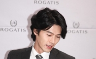 [포토]현빈, 사진 바라보며 '내가 봐도 멋있네'