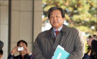 [포토]김무성 의원, 서류 파일 하나들고 검찰 출석