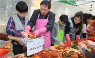 [포토]차성수 금천구청장,초등학생들과 김장 담그기 