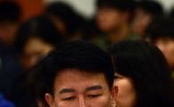 [포토]대학 진학표 살펴보는 아버지