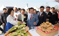 [포토]농산물 살펴보는 강운태 광주시장
