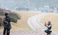 [포토]'깜짝 첫눈에 즐거운 시민들'