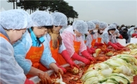 풍작으로 울상 짓는 배추 농가 돕기 김장 담그기 