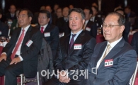 [포토]경제특강 듣는 황우여 대표