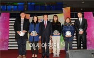 [포토]강운태 광주시장  ‘자활한마당’서 유공자 표창 수여