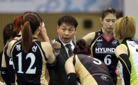 [포토] 작전지시 내리는 현대건설 황현주 감독