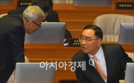 [포토]의견 나누는 정홍원·현오석