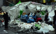 [포토]강풍에 망가진 행사 시설물들