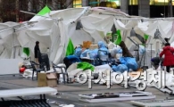 [포토]강풍에 청계광장은 아수라장