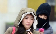 [포토]강한 바람에 추위에 떠는 시민들