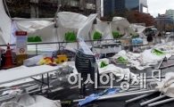 [포토]쓰러진 시설물들, 강풍 때문에