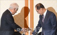 [포토]자리 권하는 황우여·김한길 대표