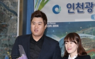 [포토] 류현진 '미녀에게 꽃다발 받으니 절로 미소가~'