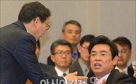 [포토]고성 오가는 국회 운영위