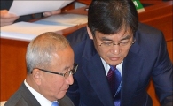 [포토]자료 확인하는 현오석 부총리