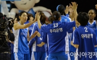 [포토] 우리은행 '한 점 차 아슬아슬 승리'