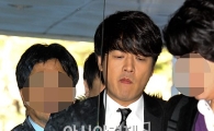 [포토]류시원, 어두운 표정으로 법정 출석