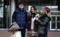 소이, '새 신부' 정인 부케 받았다