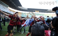 [포토] 김재성-노병준 '트로피 들고 달려보자~'