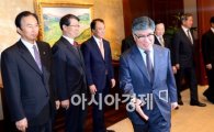 [포토]자리로 향하는 김중수 총재