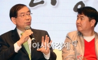 [포토]이야기 나누는 박원순 서울시장-이석우 카카오 대표 