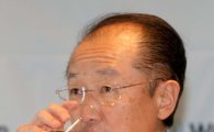 [포토]물 마시며 목 축이는 김용 총재