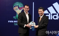 [포토] 지온 암스트롱 사장 '한국축구의 월드컵 선전을 기원하며~'
