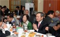 [포토]신충식 농협은행장, 농촌 어르신 '말벗' 됐다