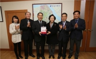 강남구, 건강보험료 지원 감사패 받아 