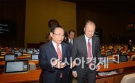 [포토]본회의장 둘려보는 김용 총재