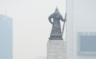 [포토]미세먼지에 고개 숙이고 