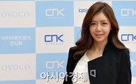 [포토]'카메룬 다이아몬드 원석 전시회' 참석한 고은이