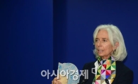 [포토]조윤선 장관이 IMF여신 크리스트 라가르드에게 선물한 것은?
