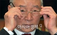 [포토]안경고쳐쓰는 남재준 국정원장