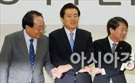 [포토]새정치 추진위원장들과 손잡는 안철수