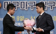 [포토] 넥센 손승락 '최고투수상 수상'