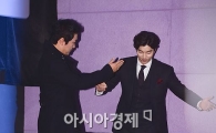 [포토]조재윤-공유, '서로 에스코트 하며'