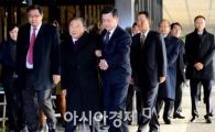 [포토]중앙지검에 들어선 조석래 회장