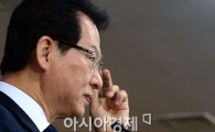 [포토]매서운 눈빛의 서남수 장관 