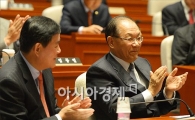 [포토]박수치는 새누리당 지도부